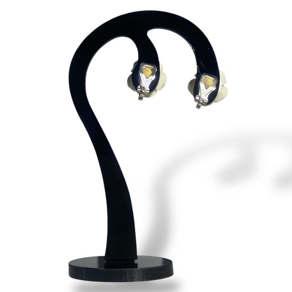 Vintage White Rose Clip On Earrings Carved Floral Angel Skin Coral Style Jewelry - Picture 8 of 10